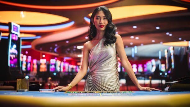Seorang pemain berinteraksi dengan dealer live casino menggunakan perangkat laptop dalam suasana nyaman