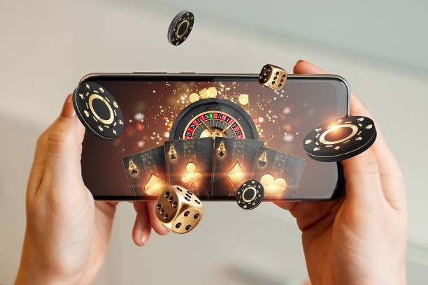 Dealer casino live sedang membagikan kartu dalam permainan blackjack secara real-time